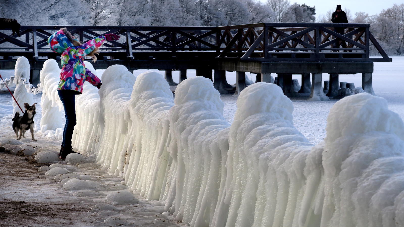 Winterchaos von Frankreich bis in die Türkei: Schnee, Glätte und eisige Kälte hinterließen Chaos Eine vom Eis bedeckte Uferpromenade am Elksee in Elk, Nordostpolen, am 07.01.2017. Die Temperatur in diesem Teil Polens fiel heute Morgen auf minus 16 Grad Celsius. PAP/TOMASZ WASZCZUK POLAND OUT Foto: Tomasz Waszczuk/PAP/dpa +++(c) dpa - Bildfunk+++