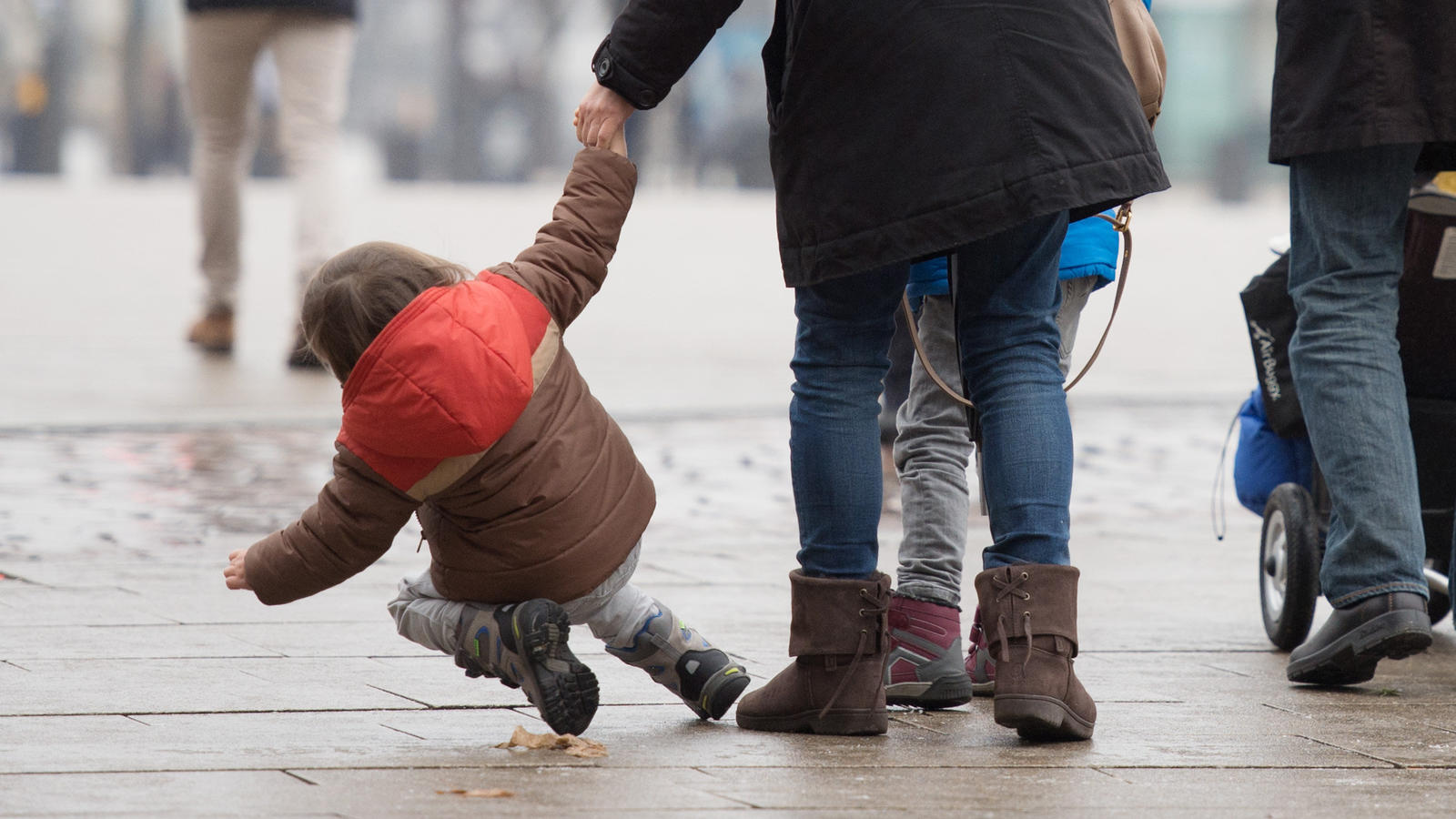 Winterchaos von Frankreich bis in die Türkei: Schnee, Glätte und eisige Kälte hinterließen Chaos Ein Kind rutscht am 07.01.2017 am Jungfernstieg in Hamburg wegen starker Glätte an der Hand seiner Mutter aus. (zu dpa «Unwetterwarnung: Vorsicht vor Eisregen und Glatteis» vom 07.01.2017) Foto: Daniel Reinhardt/dpa +++(c) dpa - Bildfunk+++