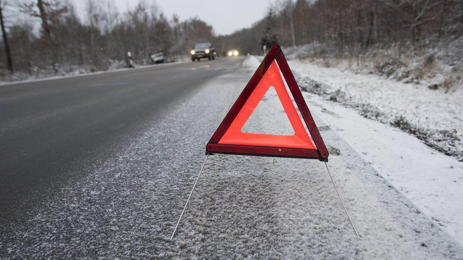Winterchaos von Frankreich bis in die Türkei: Schnee, Glätte und eisige Kälte hinterließen Chaos Glätteunfall: Toyota-Fahrerin kommt von Straße L1189 Magstadter Straße ab und landet auf dem Dach Copyright: 7aktuell.dex xOskarxEybSmoothness accident Toyota Driver , from Road Road from and lands on the Roof Copyright 7aktuell Dex xOskarxEyb