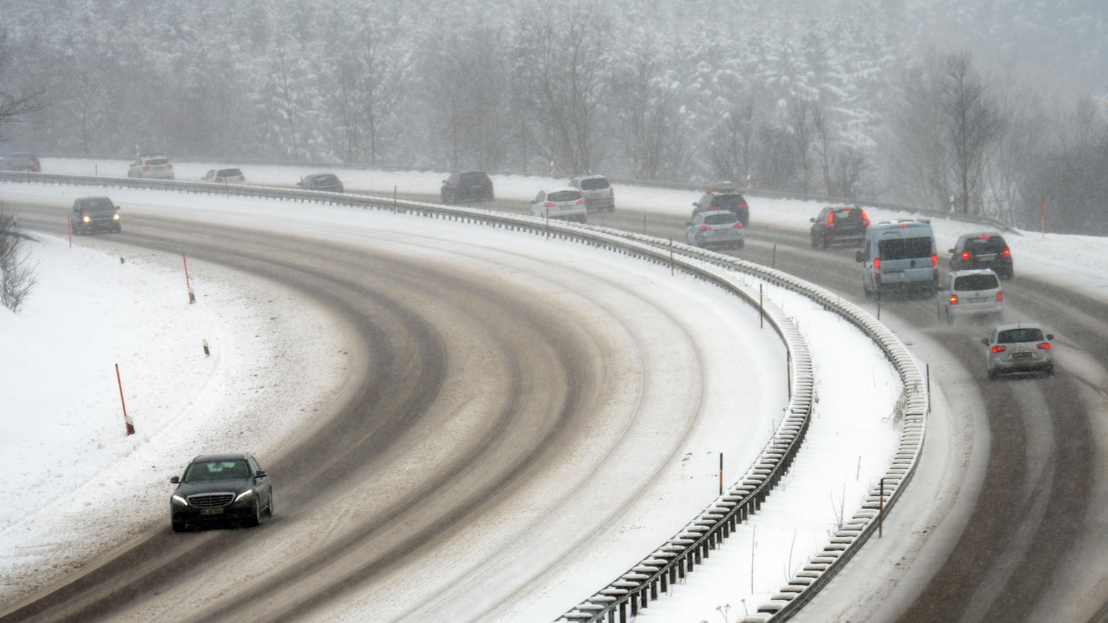 Winterchaos von Frankreich bis in die Türkei: Schnee, Glätte und eisige Kälte hinterließen Chaos Winterliche Straßen
