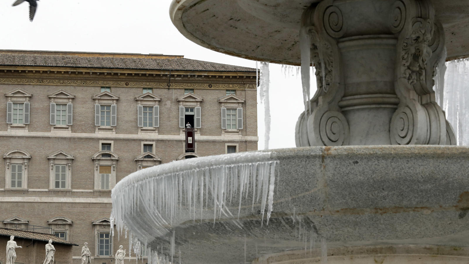 Winterchaos von Frankreich bis in die Türkei: Schnee, Glätte und eisige Kälte hinterließen Chaos Umrahmt von Eiszapfen eines eingefrorenen Brunnens ist Papst Franziskus am 08.01.2017 zu sehen während er das Angelus-Gebet am Fenster seiner Wohnung über dem Petersplatz spricht. Foto: Andrew Medichini/AP/dpa +++(c) dpa - Bildfunk+++