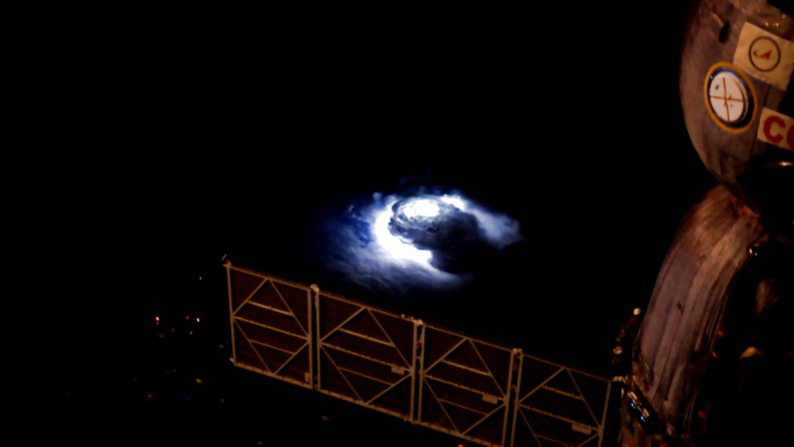Kobolde gefilmt: Astronaut macht Video von Blue Jets Blaue Blitze im Weltall - aufgenommen von der ISS.