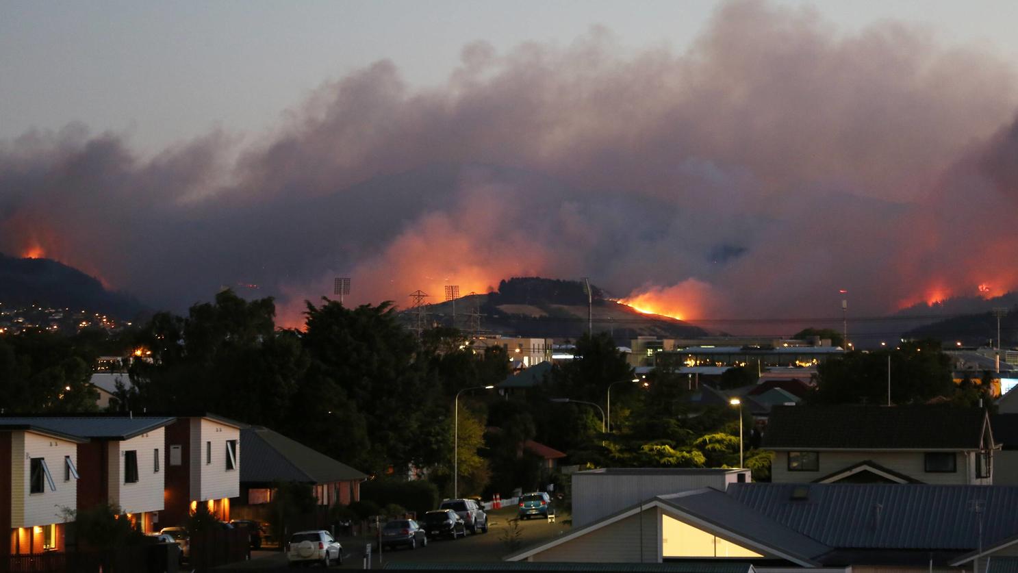 Buschbrände in Australien bei 45 Grad Buschfeuer nahe Christchurch, Neuseeland
