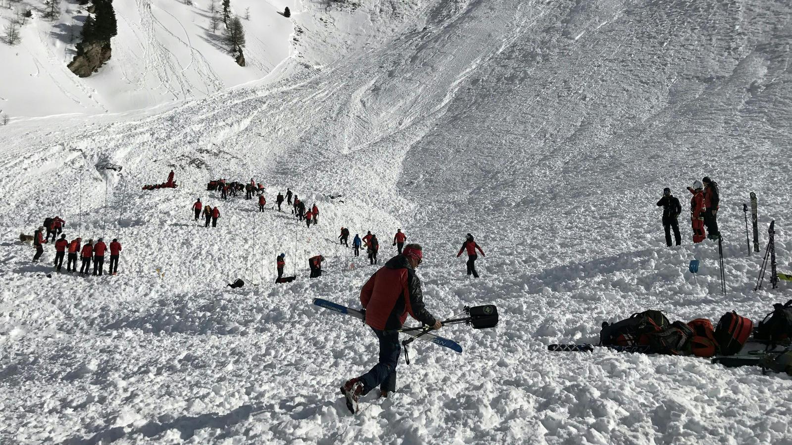 Tirol: 700 Meter breite Schneelawine begräbt Tourengeher unter sich Tirol: 700 Meter breite Schneelawine begräbt Tourengeher unter sich
