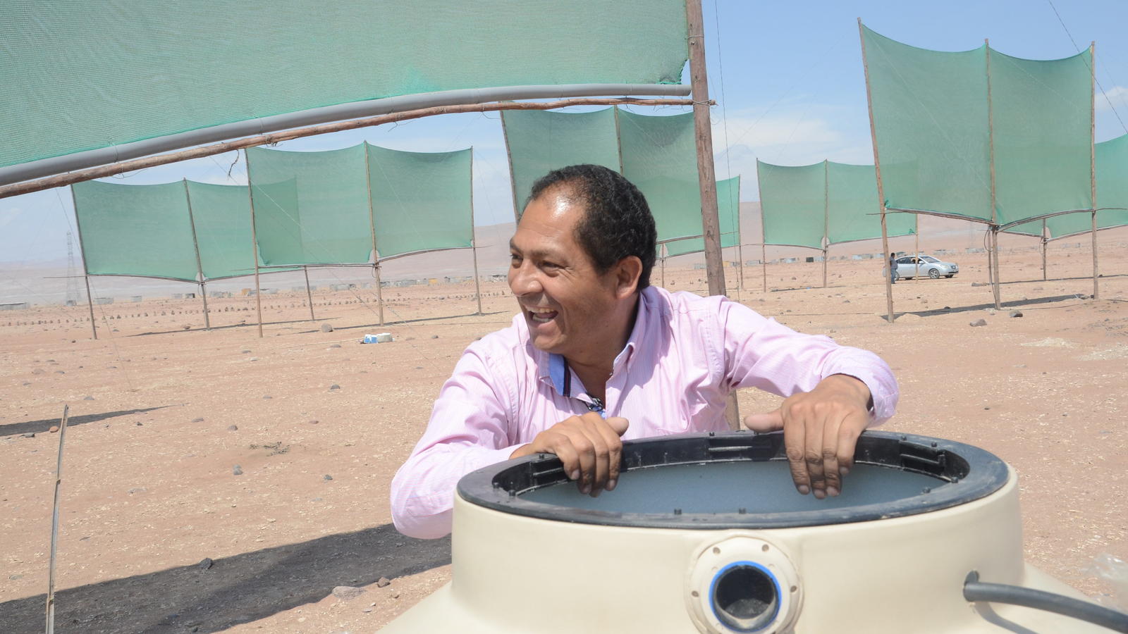 Wassergewinnungsprojekt in Peru: So soll der Nebel die Wüste begrünen Der Gründer des Wassergewinnungsprojekts, Abel Cruz Gutíerrez, freut sich über das dank der Netze in einem Tank gesammelte Wasser.