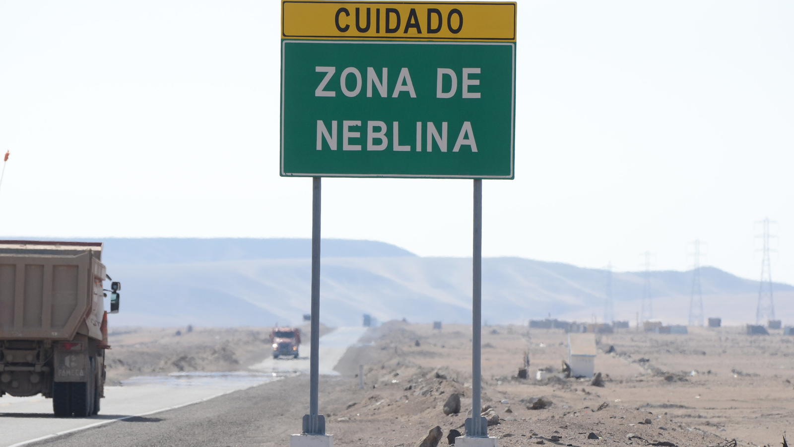 Wassergewinnungsprojekt in Peru: So soll der Nebel die Wüste begrünen Ein Schild weist auf die Gefahren des Küstennebels hin.