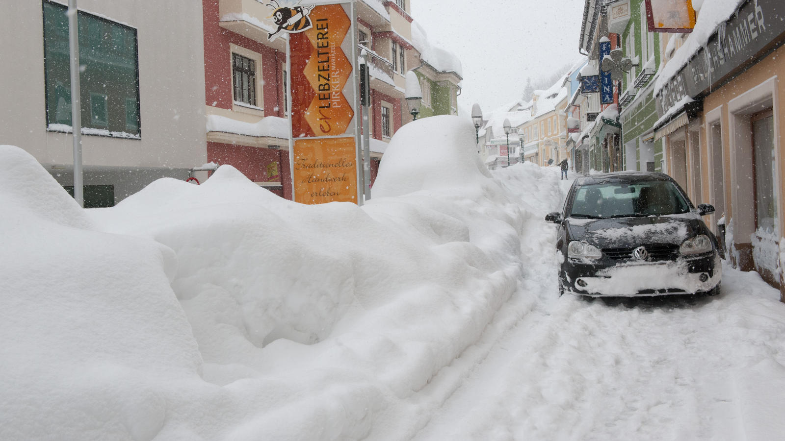 Das ist Winter statt Frühling Ein Auto fährt am 20.04.2017 in Mariazell (Österreich) durch eine verschneite Straße