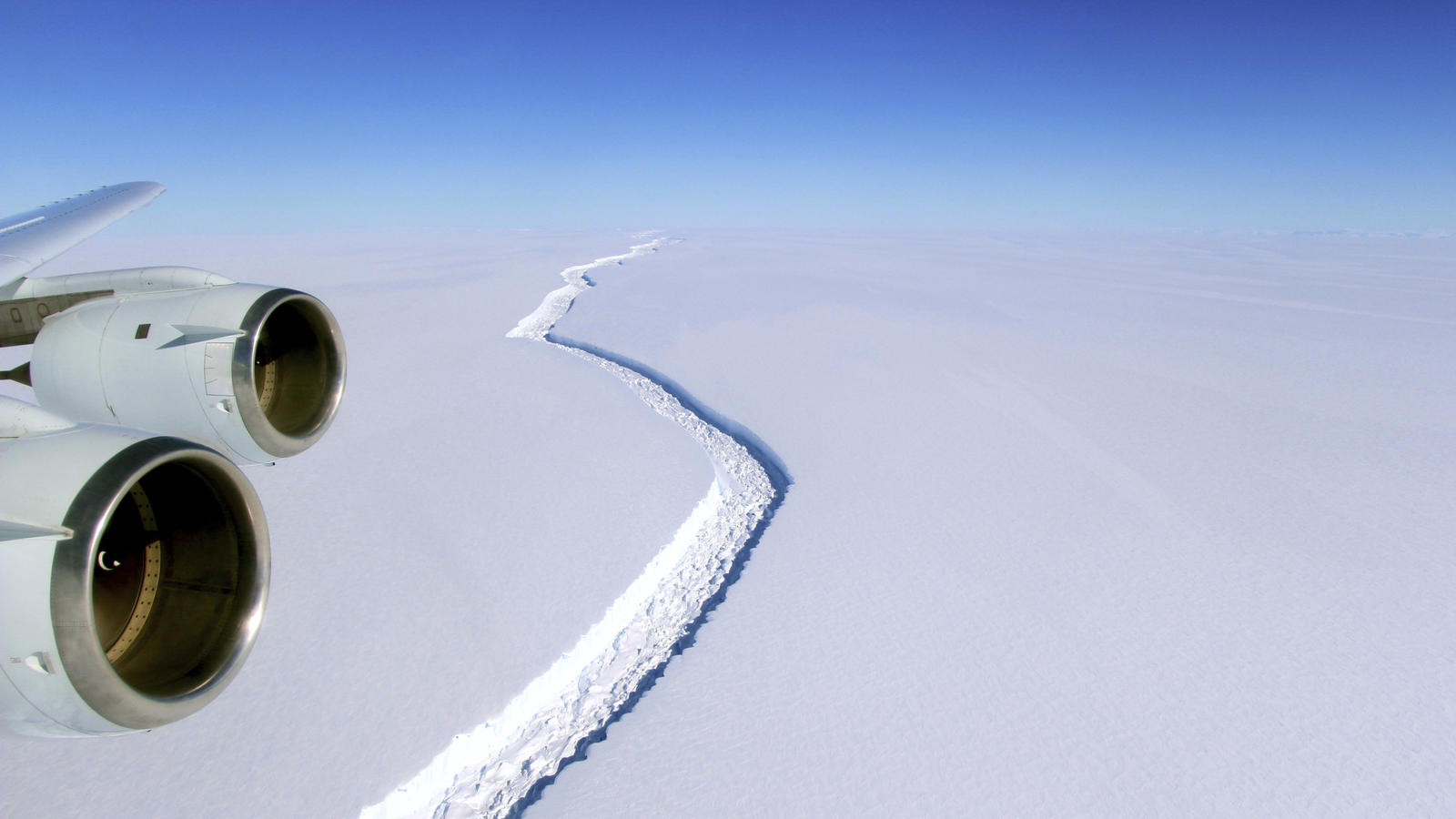 Gigantischer Eisberg vom Schelfeis Larsen C abgebrochen - welche Folgen hat das? Riss im Larsen-C-Schelfeis: Eisberg abgebrochen