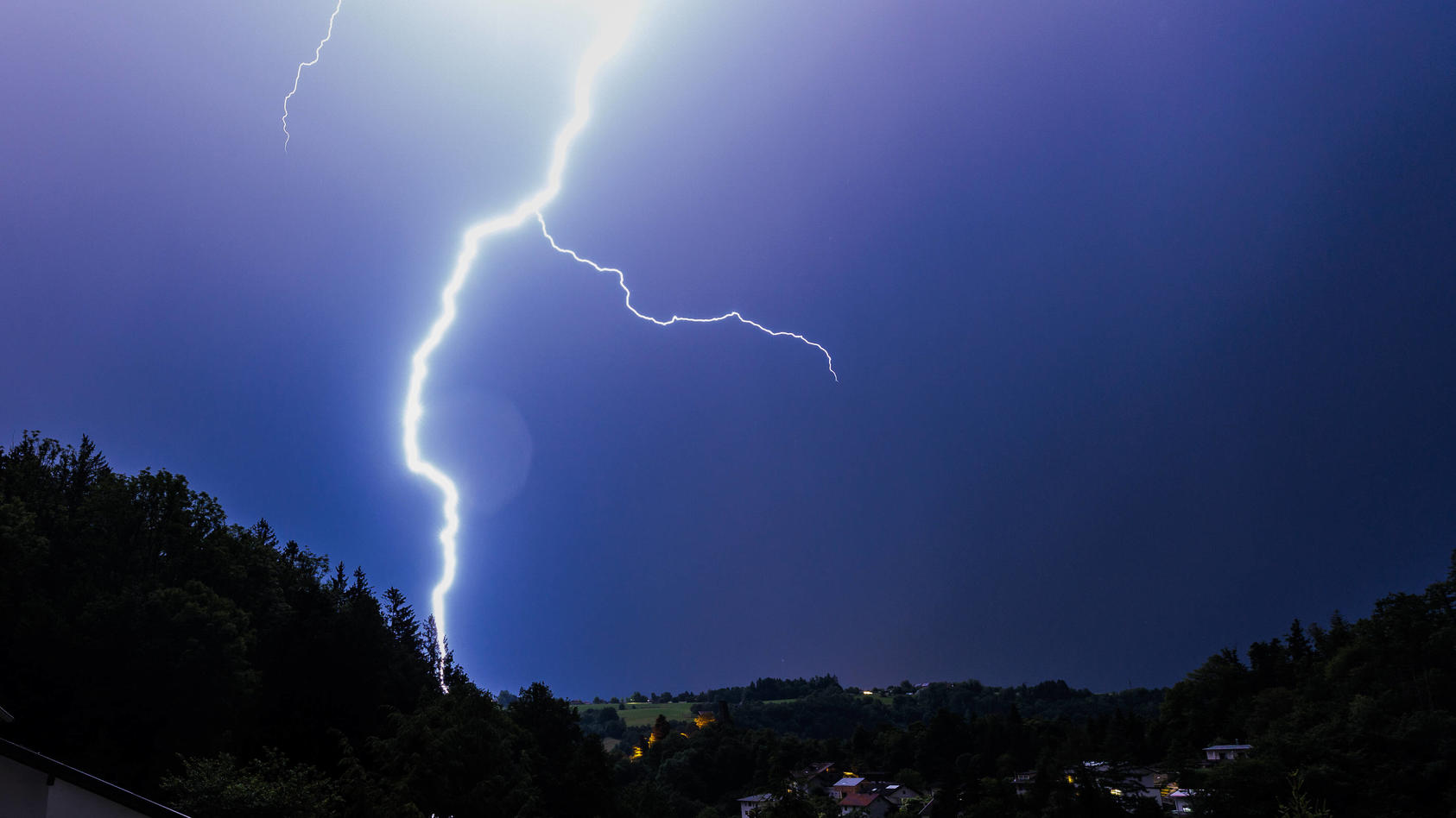 Unwetter Deutschland: Wochenende Kommt Mit Heftigen Gewittern ...