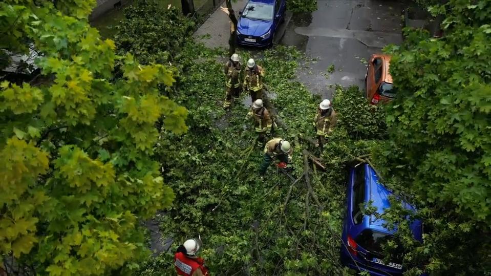 Überflutete Keller Und Straßen: Heftige Gewitter Toben über NRW Und ...