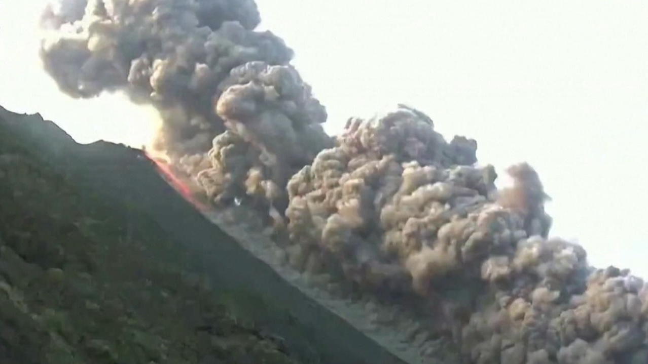 Italien: Vulkan Stromboli ausgebrochen - Glühende Lava und Asche ...