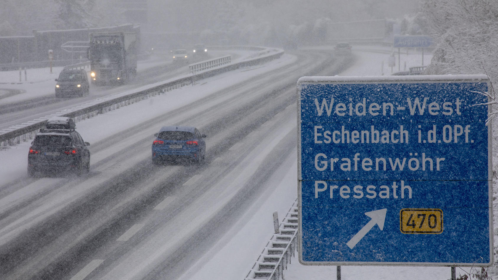 Schnee In Deutschland, Extreme Kälte Und Glatte Straßen: Winter 2022/ ...