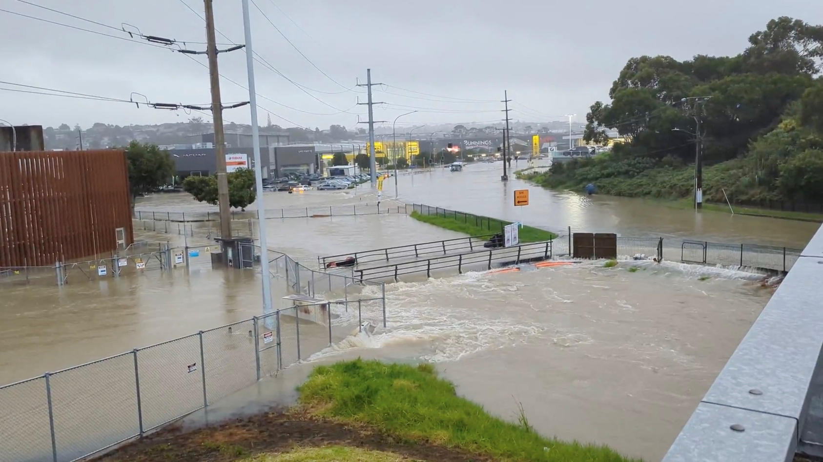 Hochwasser durch Unwetter in Neuseeland Urlaubsziel Auckland versinkt