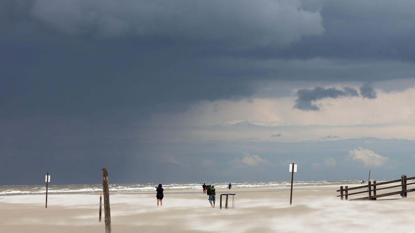 Unwetter Im Live-Ticker: Orkantief Poly Bringt Orkanböen Nach ...