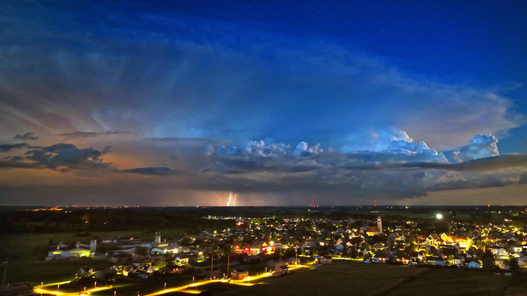 Neue Gewitter mit Unwettergefahr durch Starkregen Hagel und Orkanböen