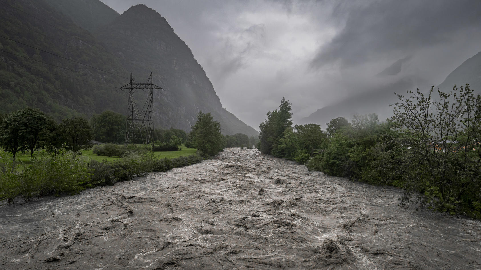 Heftige Unwetter derzeit in den Alpen und in Deutschland: Gewitter, Dauerregen, Überschwemmungen, Erdrutsche, Erdrutsche