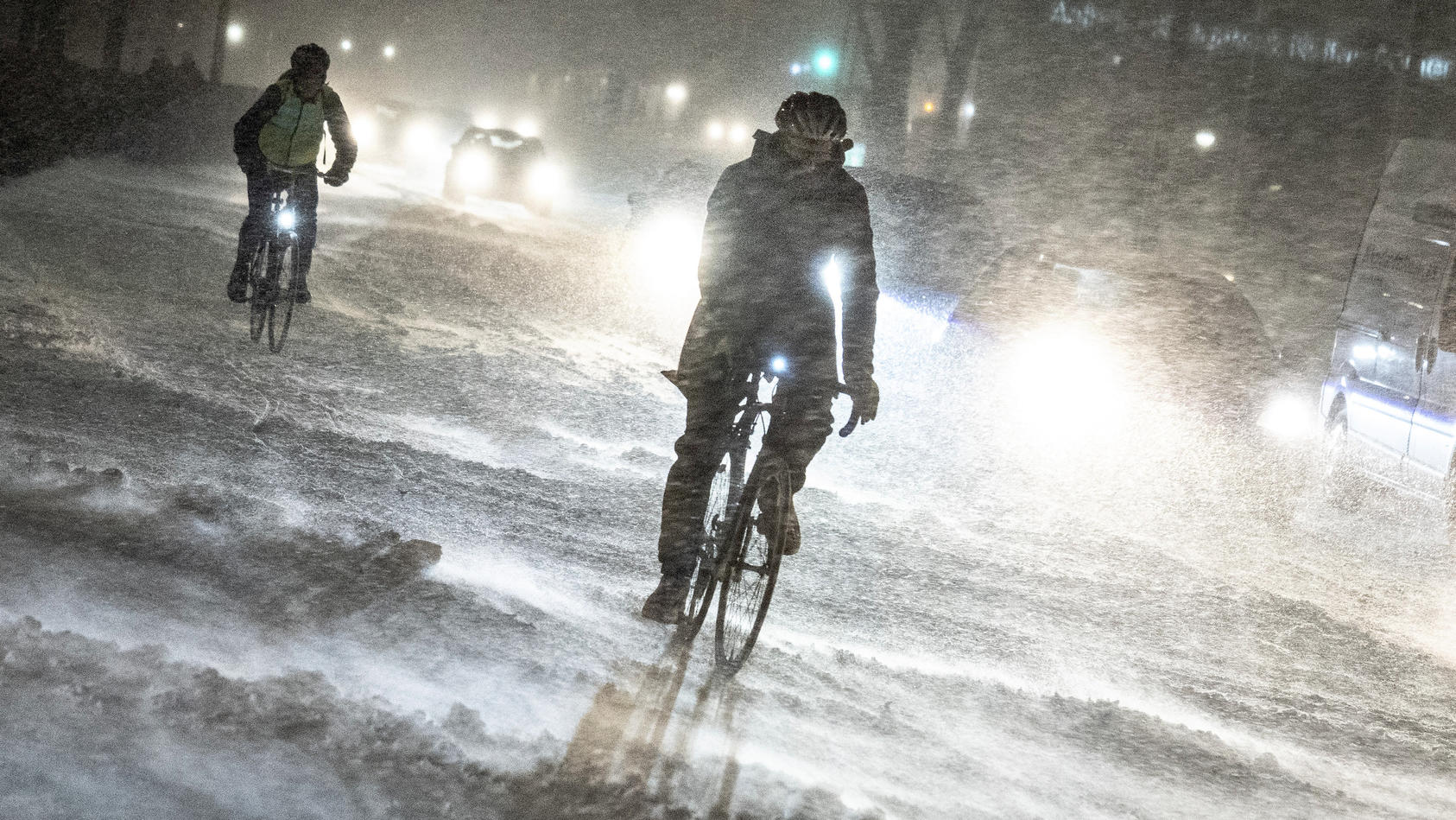 K Lte Schocker Im Februar 2024 Eisiger Wintertrend Winkt Mit Strengem   03 01 2024 Daenemark Aalborg Eine Person Auf Einem Fahrrad Faehrt Auf Einer Strasse Bei Starkem Schneefall Die Temperaturen Sind In Der Nordischen Region Den Zweiten Tag In Folge Unter Minus 40 Grad Celsius Gefallen In Schweden Wurde Die Kaelteste Januartemperatur Seit 25 Jahren Gemessen Da Die Region Von Einem Kaelteeinbruch Heimgesucht Wird Henning Bagger Ritzau Scanpix Via Ap Foto Henning Bagger Ritzau Scanpix Foto Ap Dpa Dpa Bildfunk 