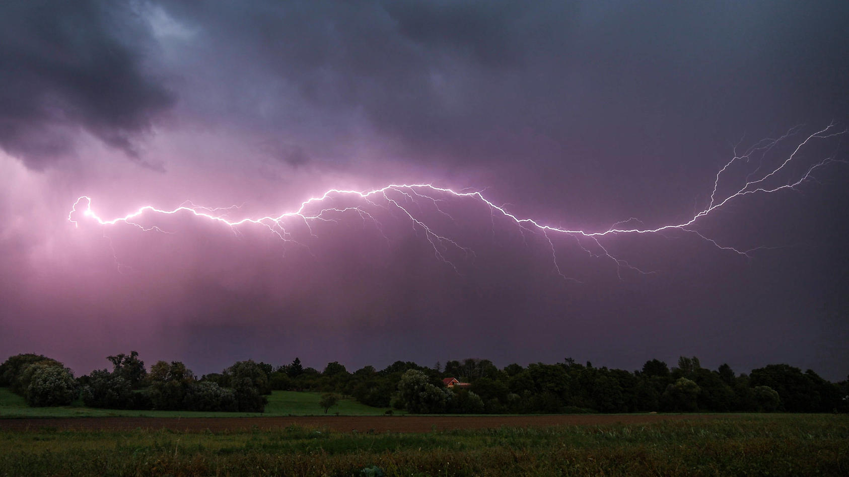 Wetterwarnung: Starkregen, Hagel und Sturmböen: Teils kräftige Gewitter ...