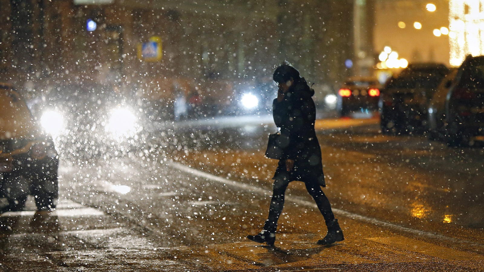 Почему ночью снег. Снегопад в городе. Мокрый снег в Москве. Мокрый снег с дождем вечером. Зима снег идет.